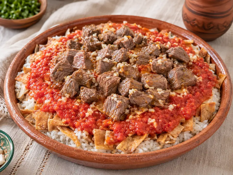 فتة لحمة مصرية بالأرز والصلصة